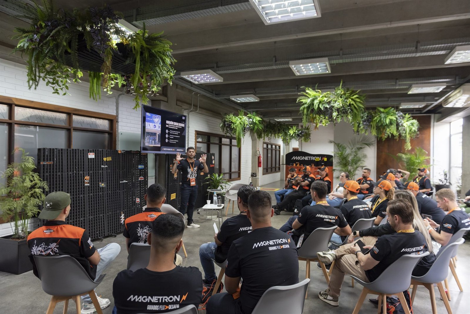 Participantes em sala de conteúdo técnico no Nação Magnautas