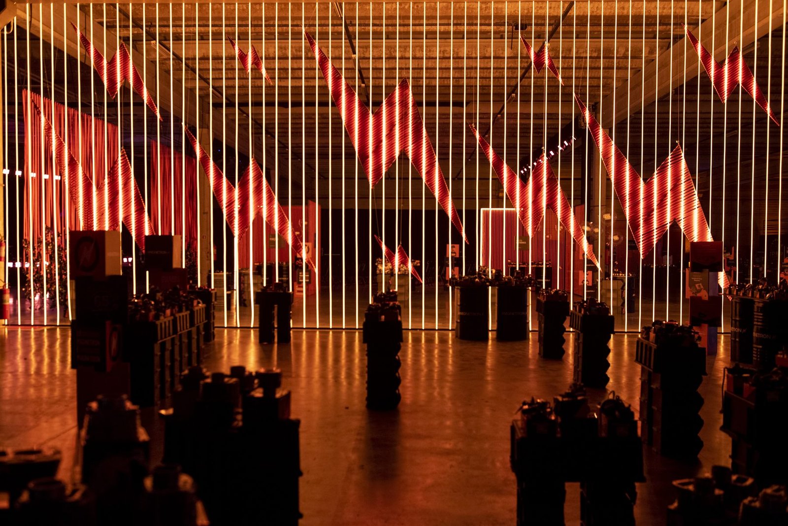 Palco do evento com iluminação cênica