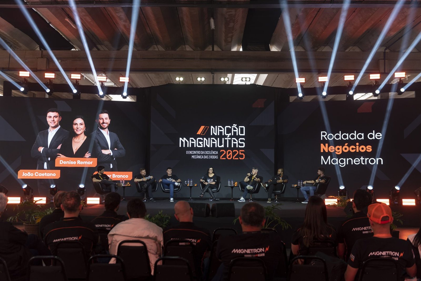 Palco do Nação Magnautas com público acompanhando a programação
